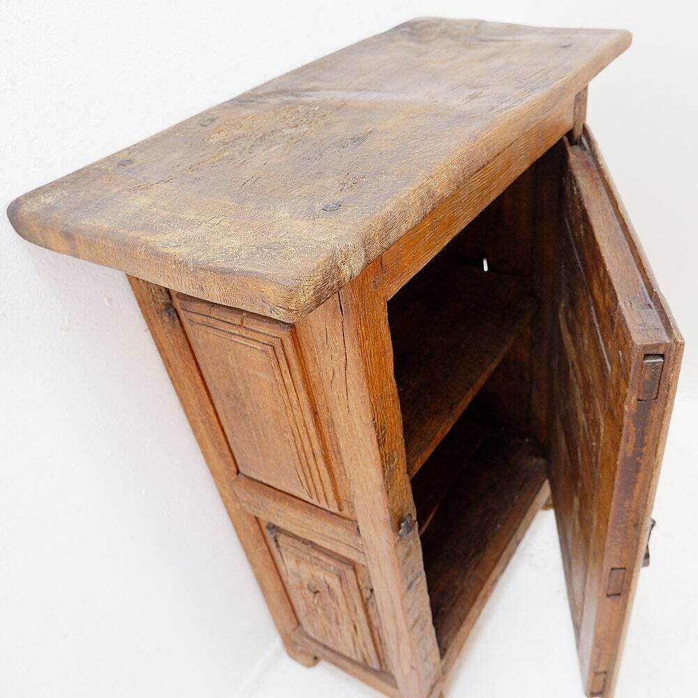 Armoire rustique en bois avec porte à panneau sculpté et ferrures en fer - Espagne, début XIXe siècle