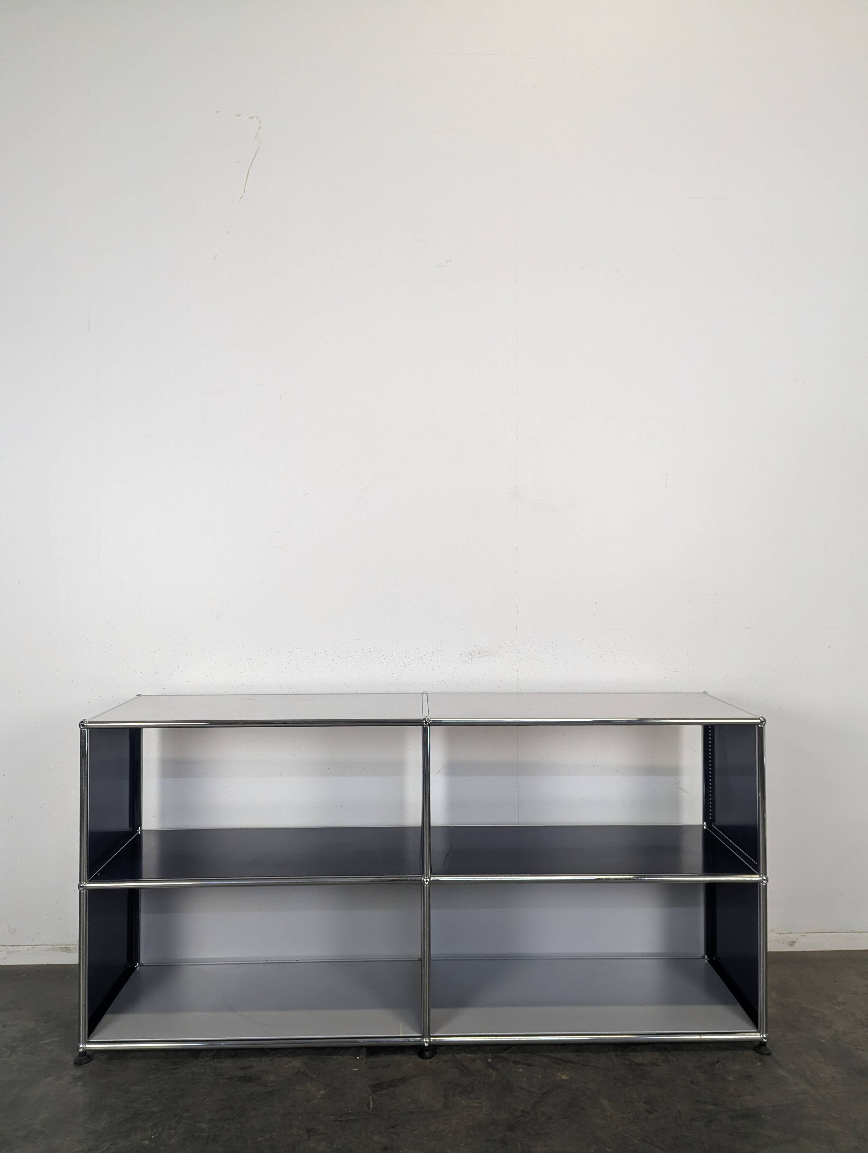 Meuble de rangement USM Haller bleu acier 4 cases ouvertes