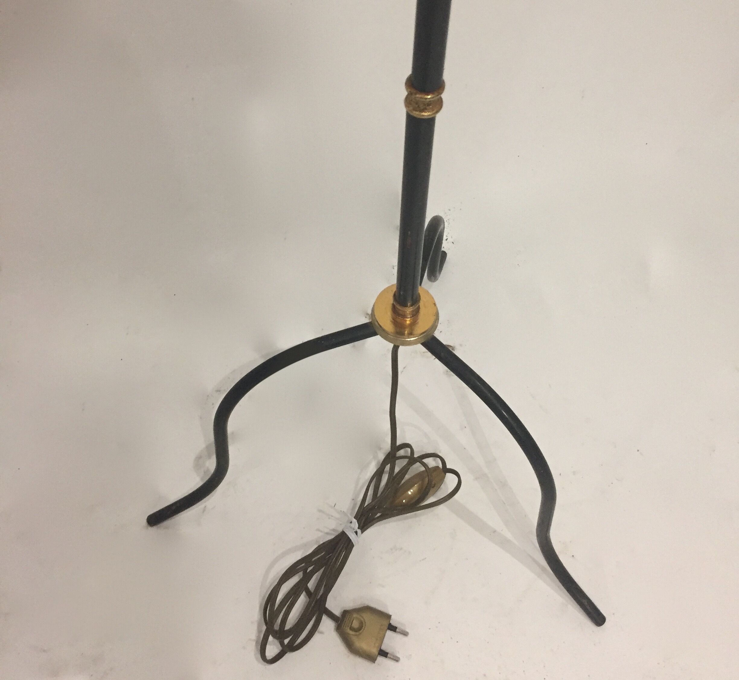 Classic tripod lamppost