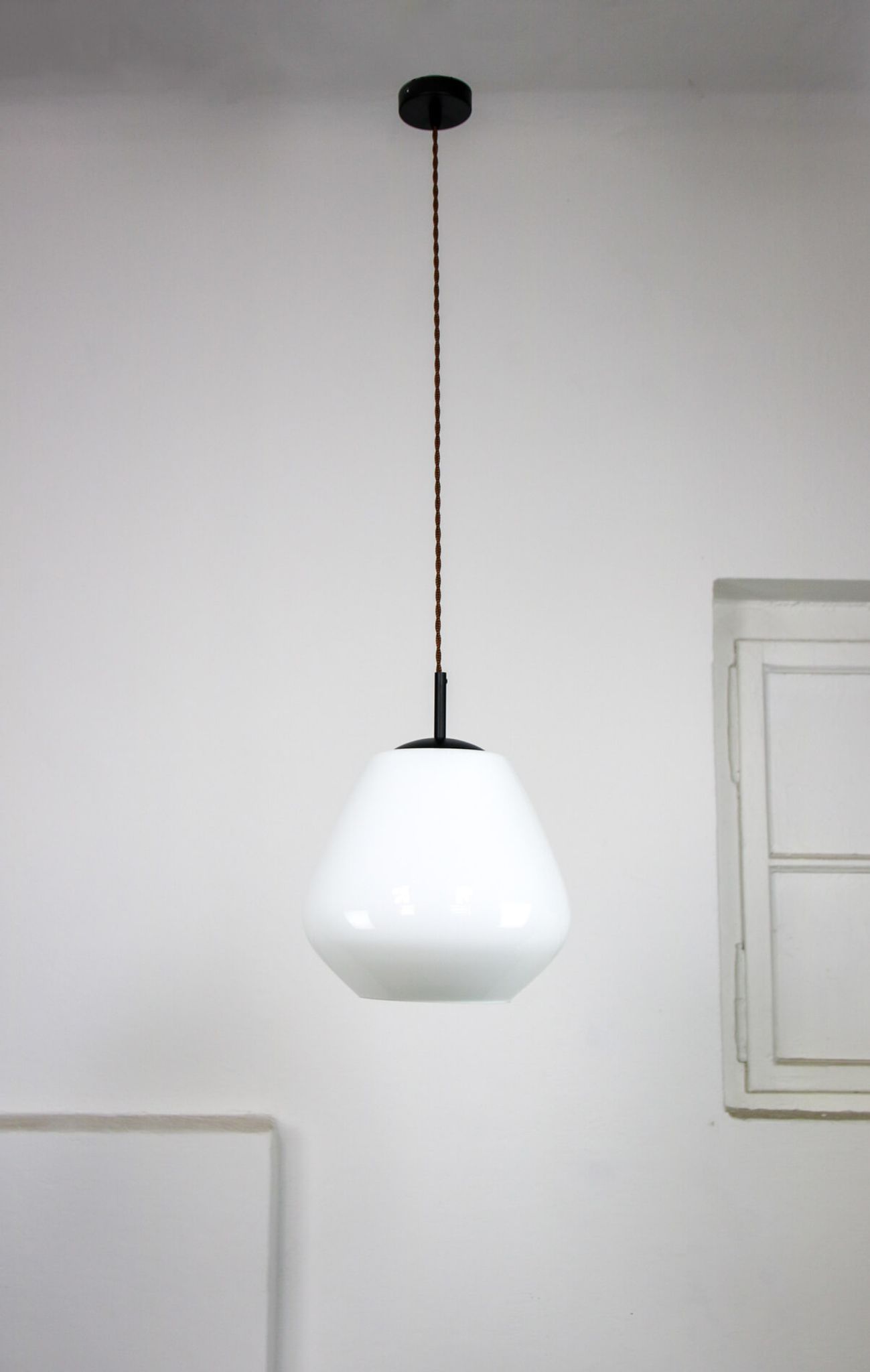 Suspension danoise en verre opalin du milieu du siècle