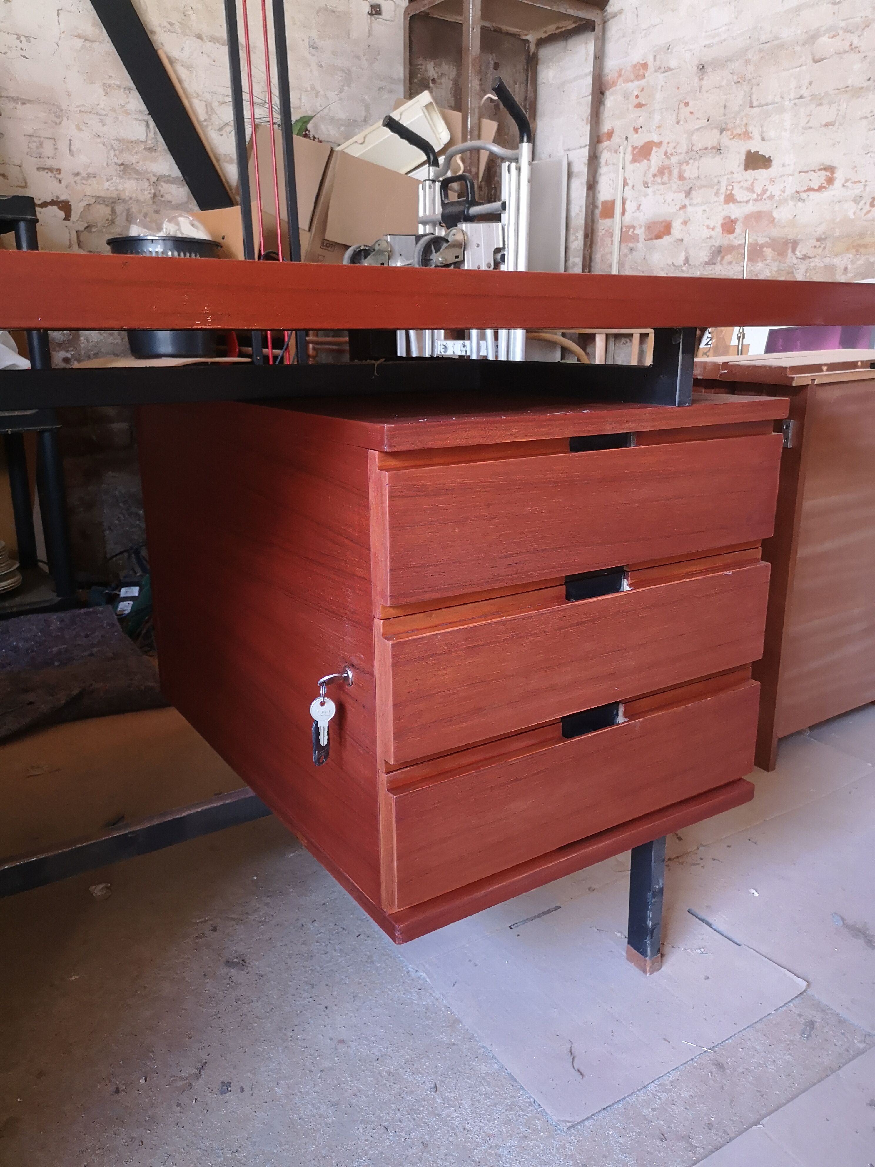 Pierre Guariche desk edited by Minvieille