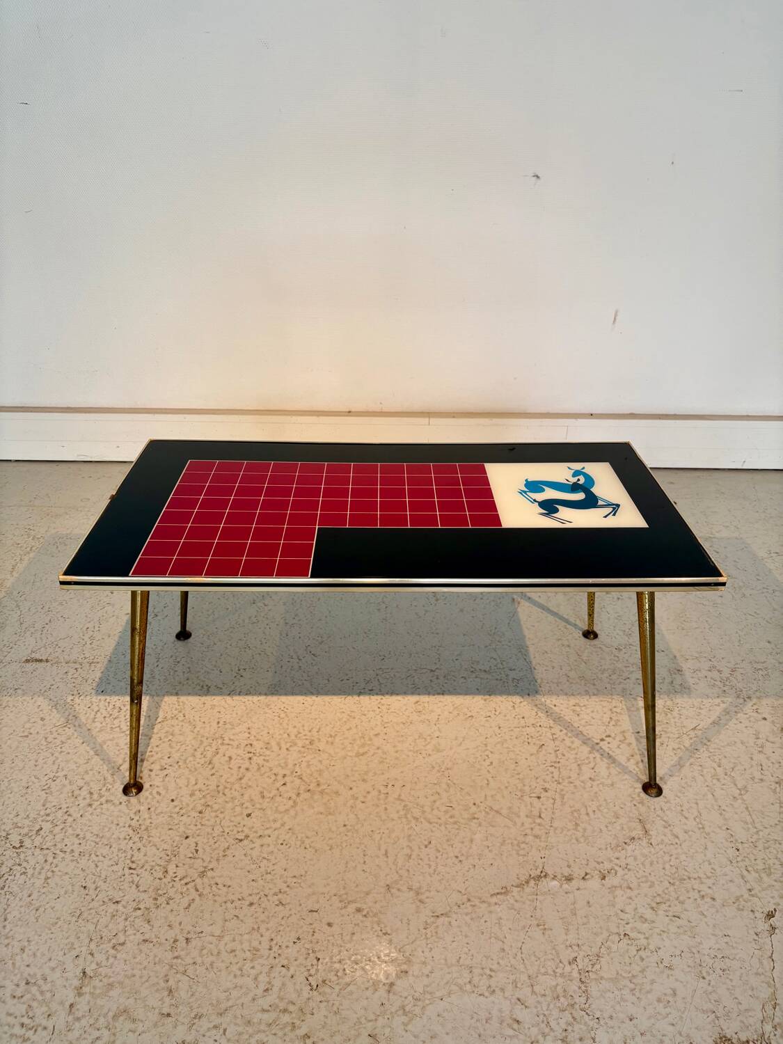 Vintage 70s coffee table – red & black graphic top – laito