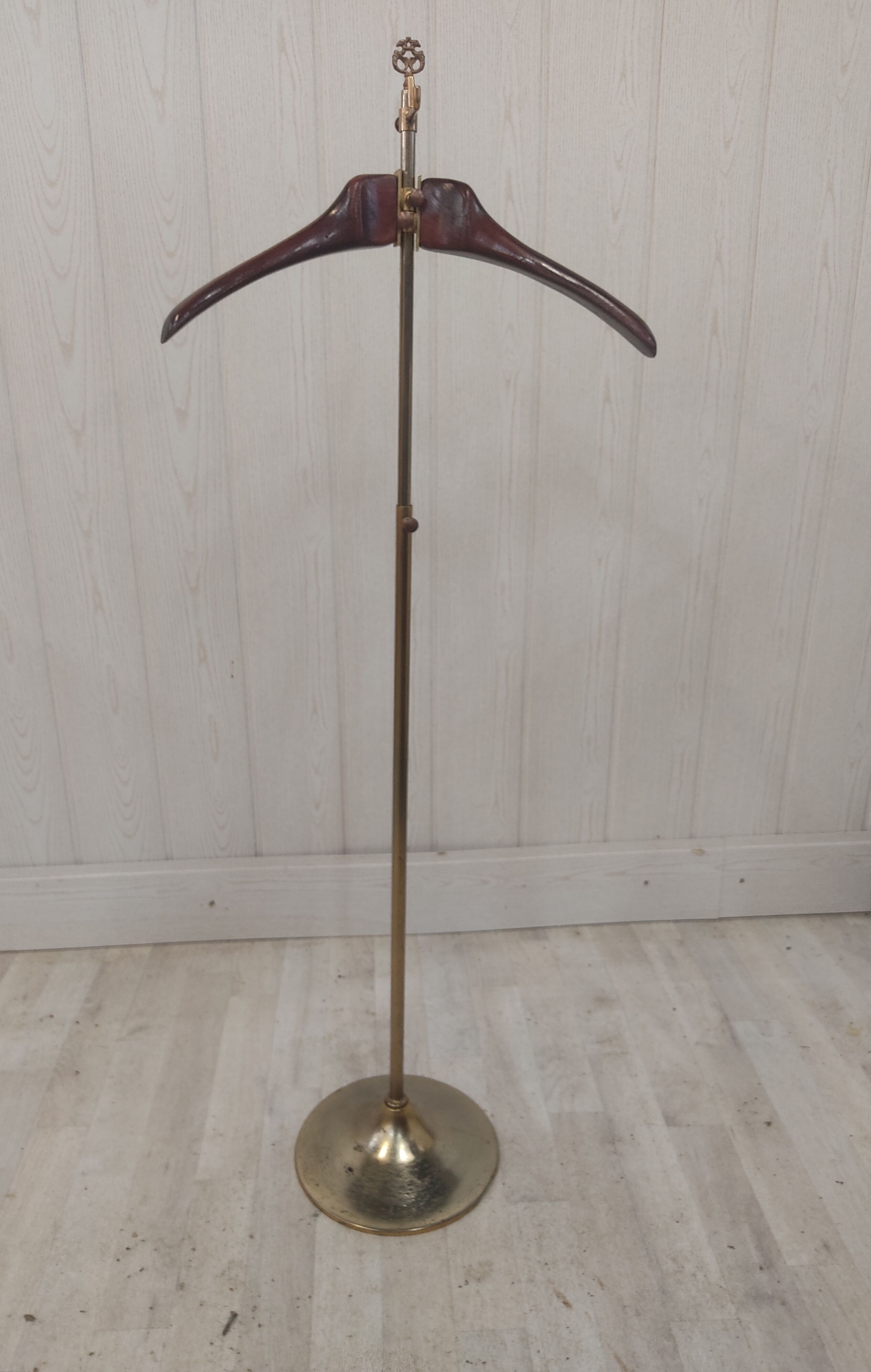 Brass and wood chamber valet