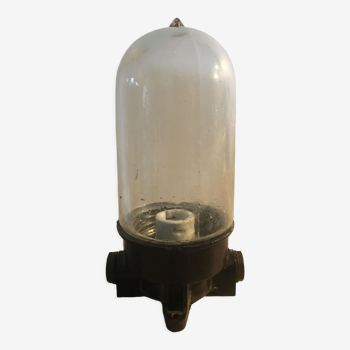 Lampe de cour ou d'usine en bakélite avec verre obus. Déco indus