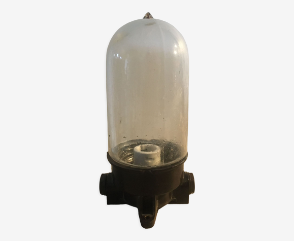 Lampe de cour ou d'usine en bakélite avec verre obus. Déco indus
