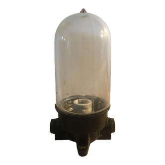 Lampe de cour ou d'usine en bakélite avec verre obus. Déco indus