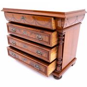 Commode en noyer ancien, Europe du Nord, vers 1900.
