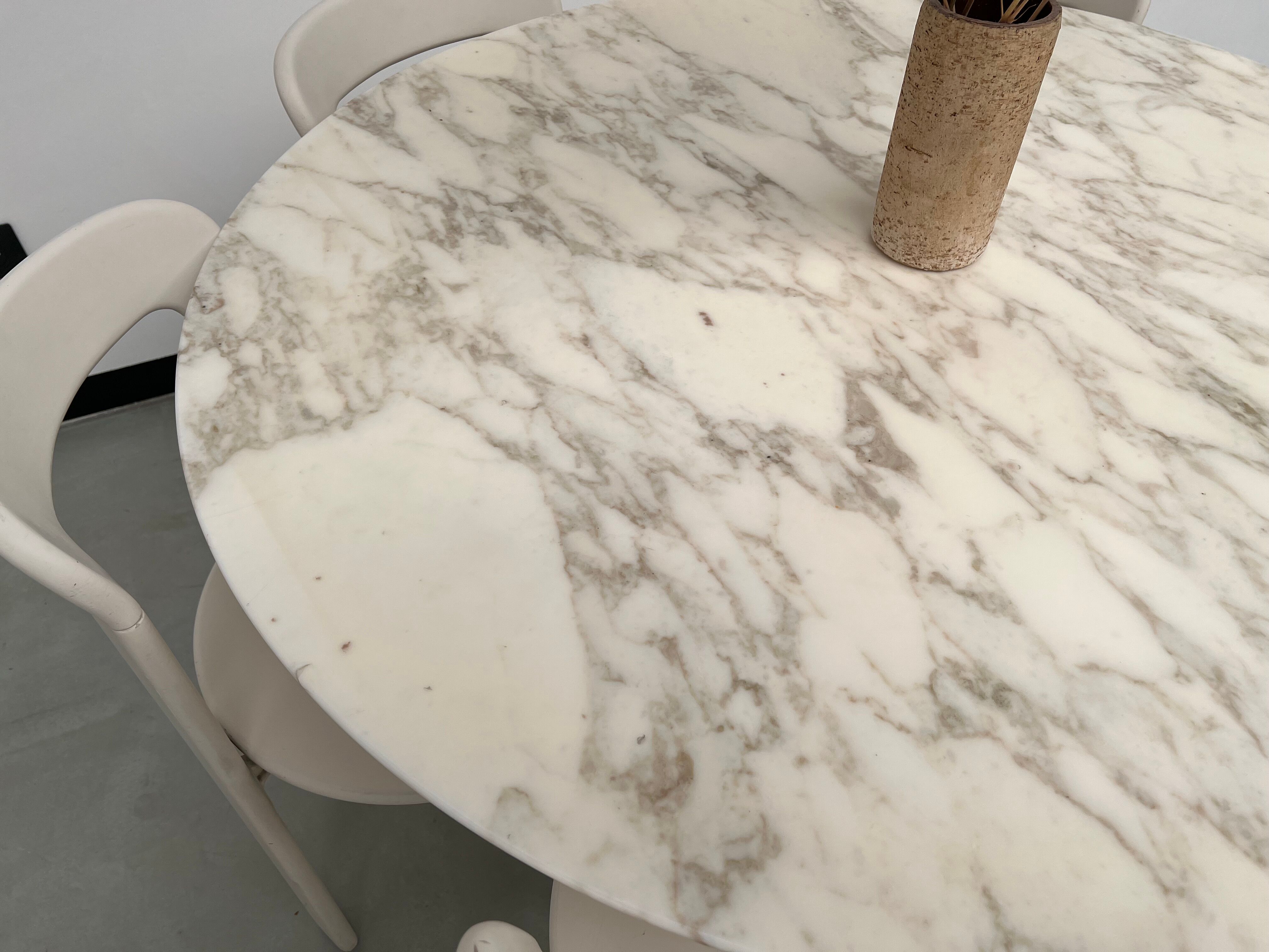 Florence Knoll round table, marble top and tulip base, circa 1960, Eero Saarinen