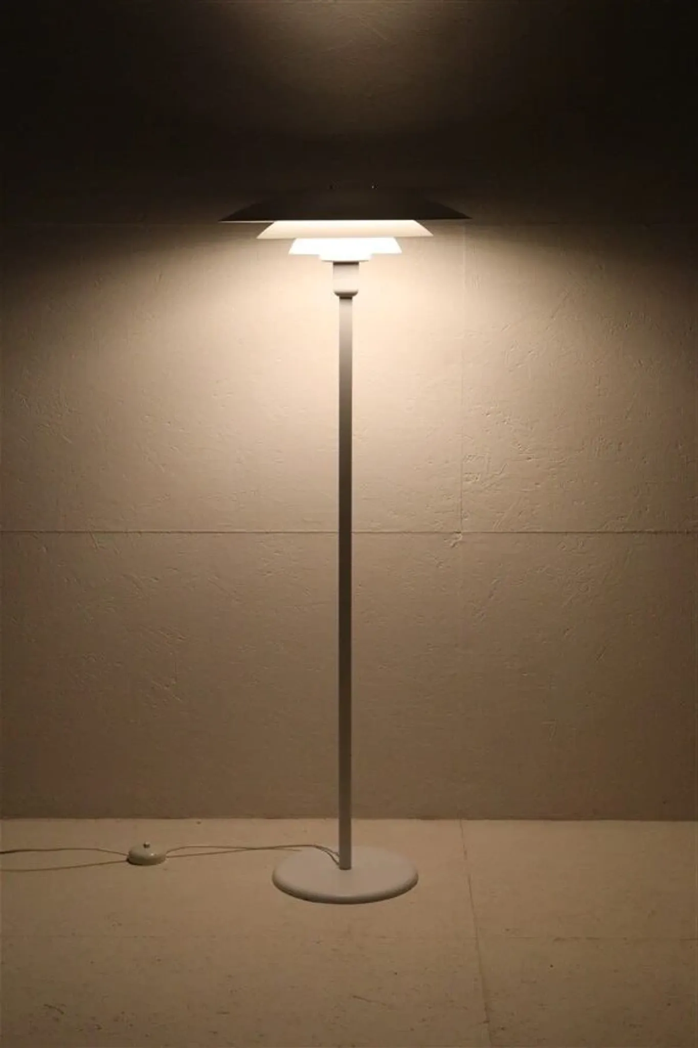Multilayer floor lamp / white / Danish modern design / 1980s / Form-Light