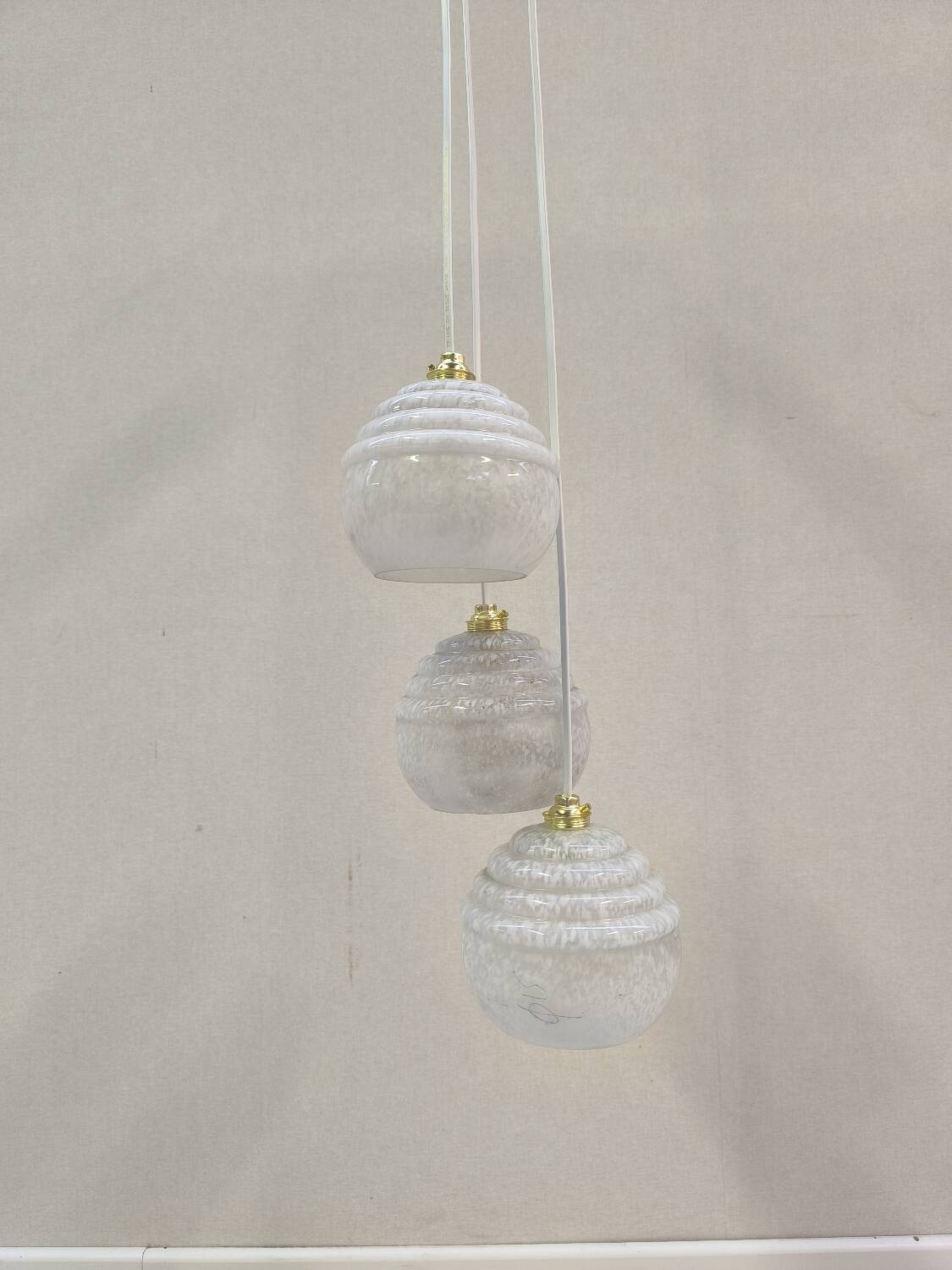 Triple suspension in white Clichy glass