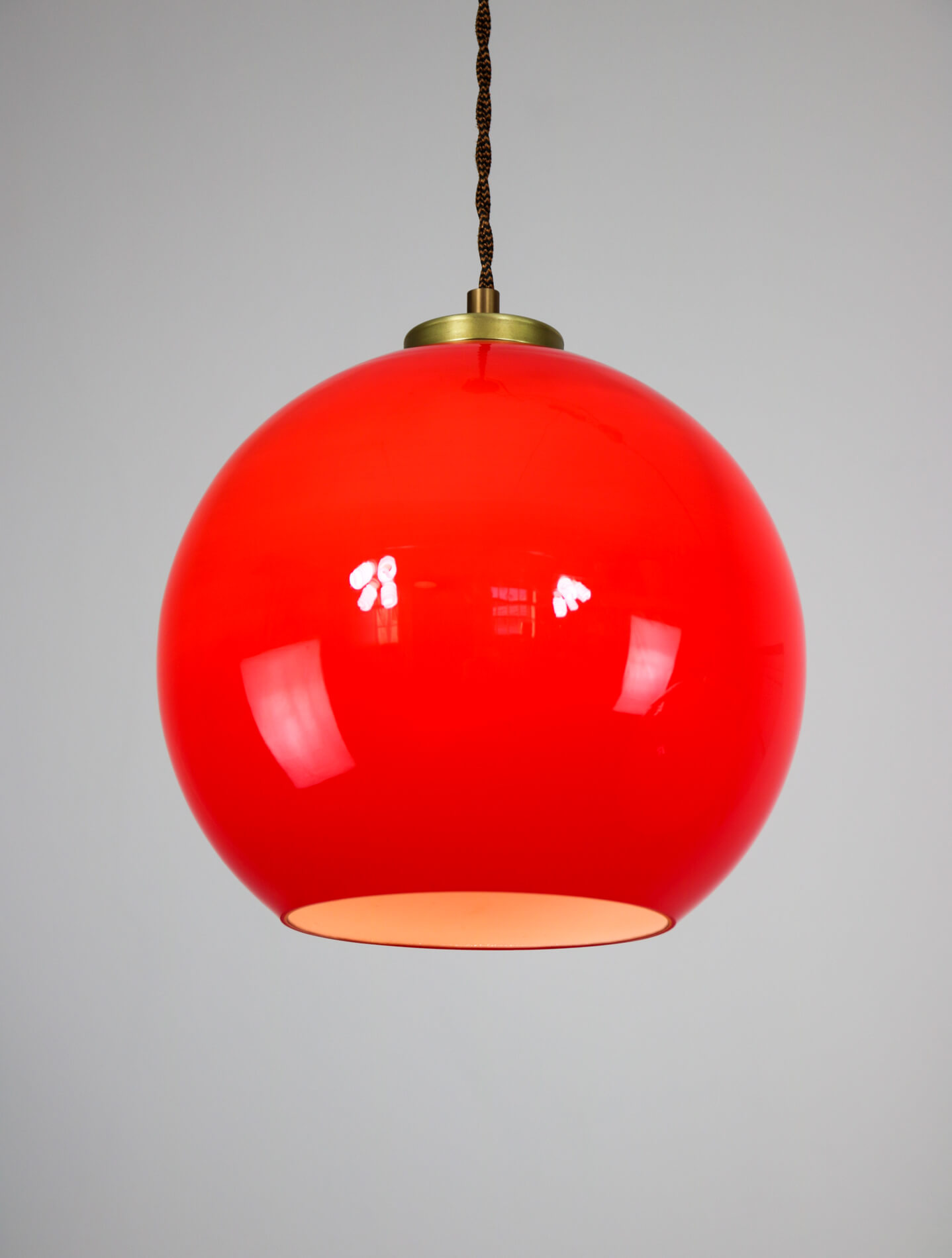 Suspension en verre rouge du milieu du siècle