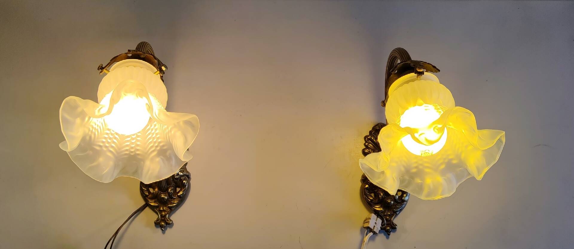 Swan neck wall lights in bronze and glass - early 20th century.