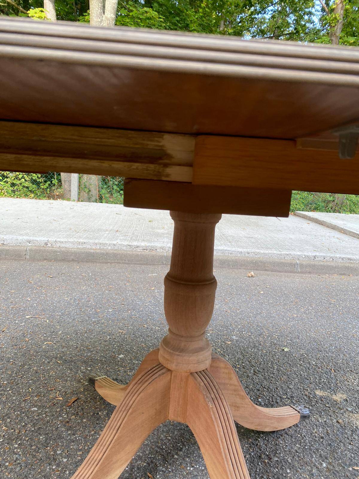 Round extendable dining table Regency central leg stripped mahogany 1960