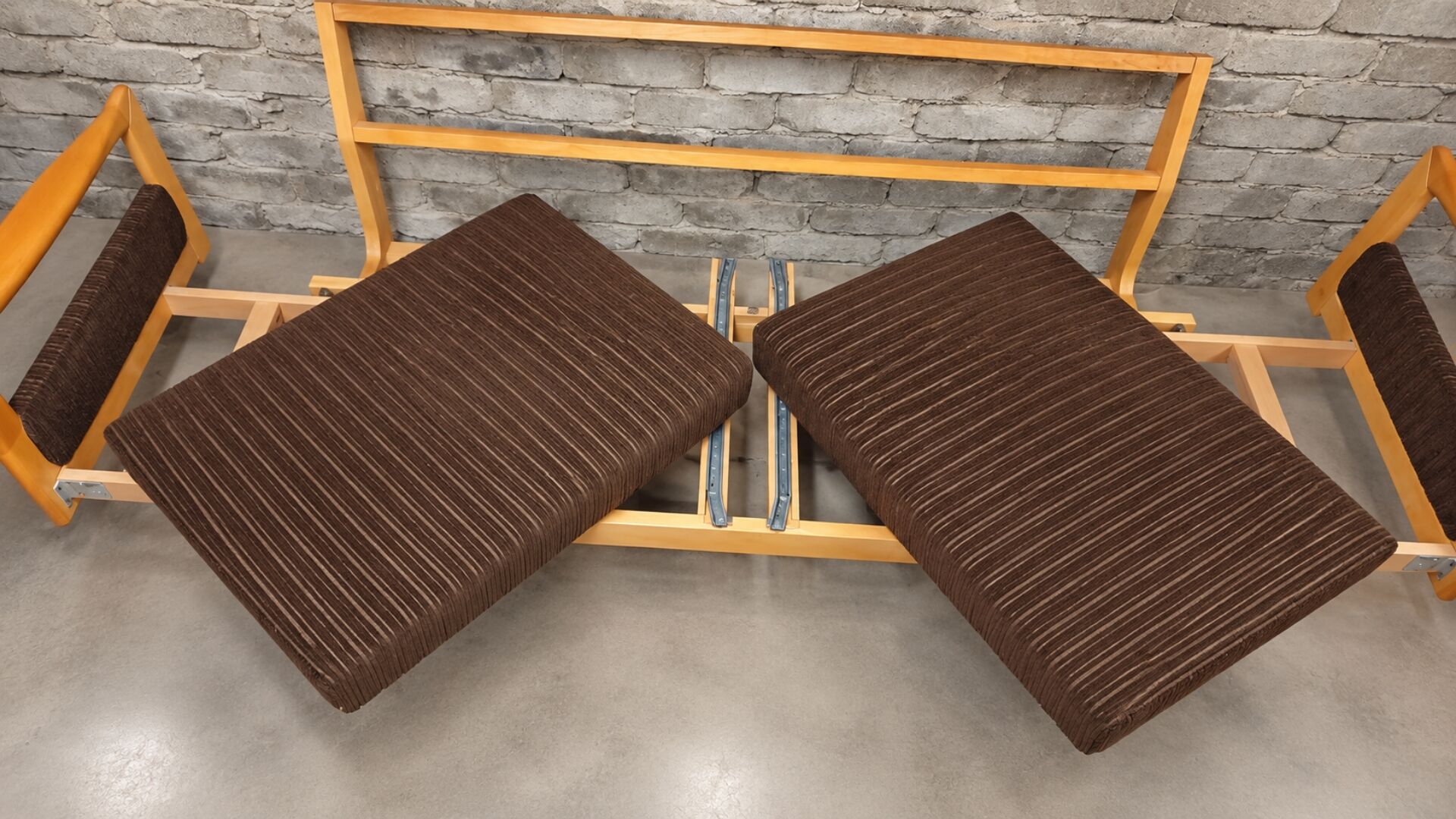 1960s light wood and brown ribbed fabric convertible daybed canapé