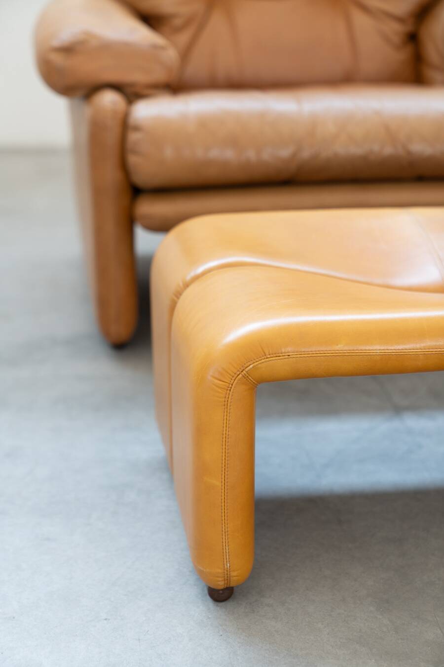 Pair of armchairs with cognac-colored pouf, "Coronado" model by Afra & Tobia scarpa for B&B It