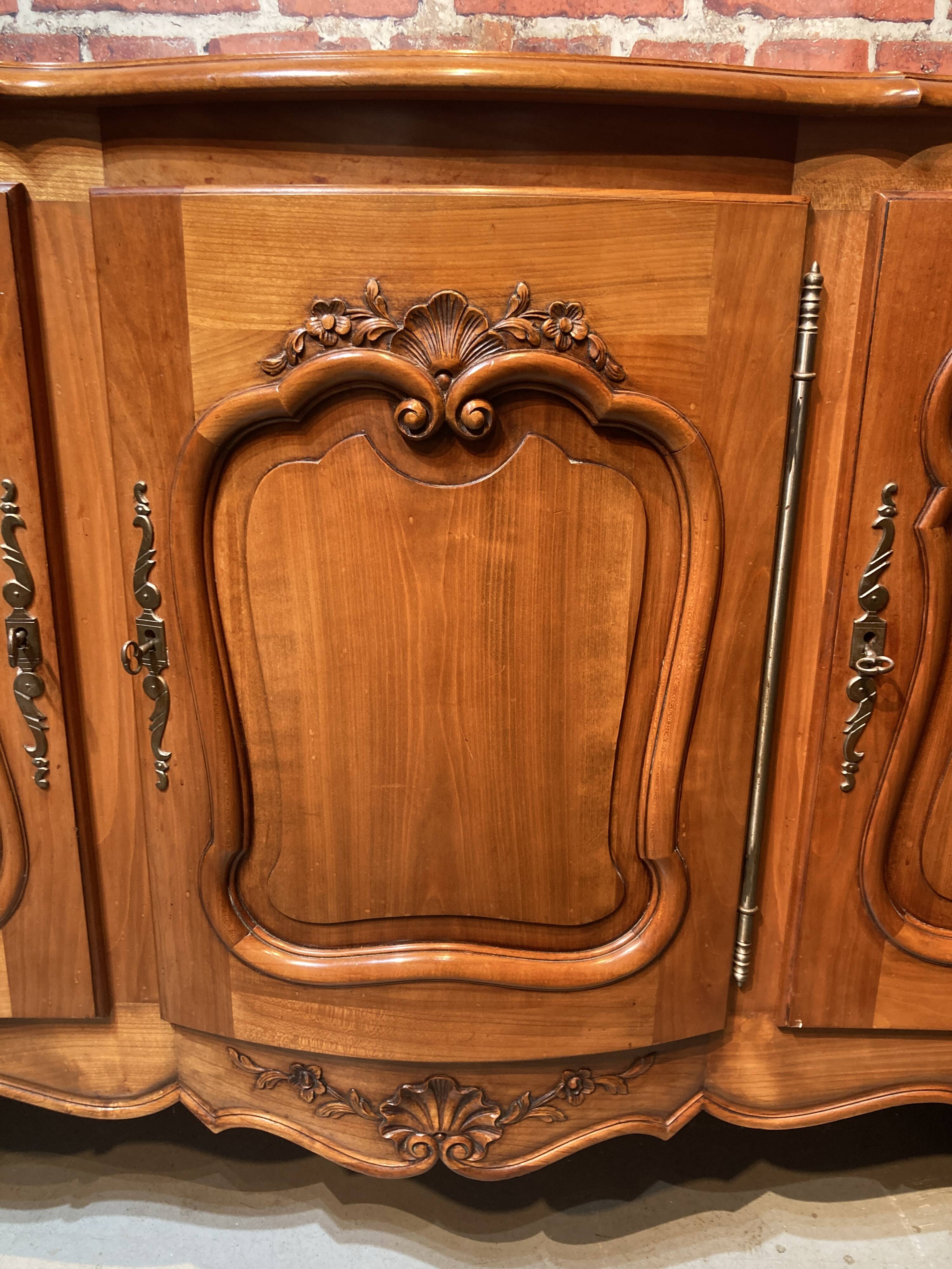 Louis XV style sideboard, 3 doors with lock, glass top.