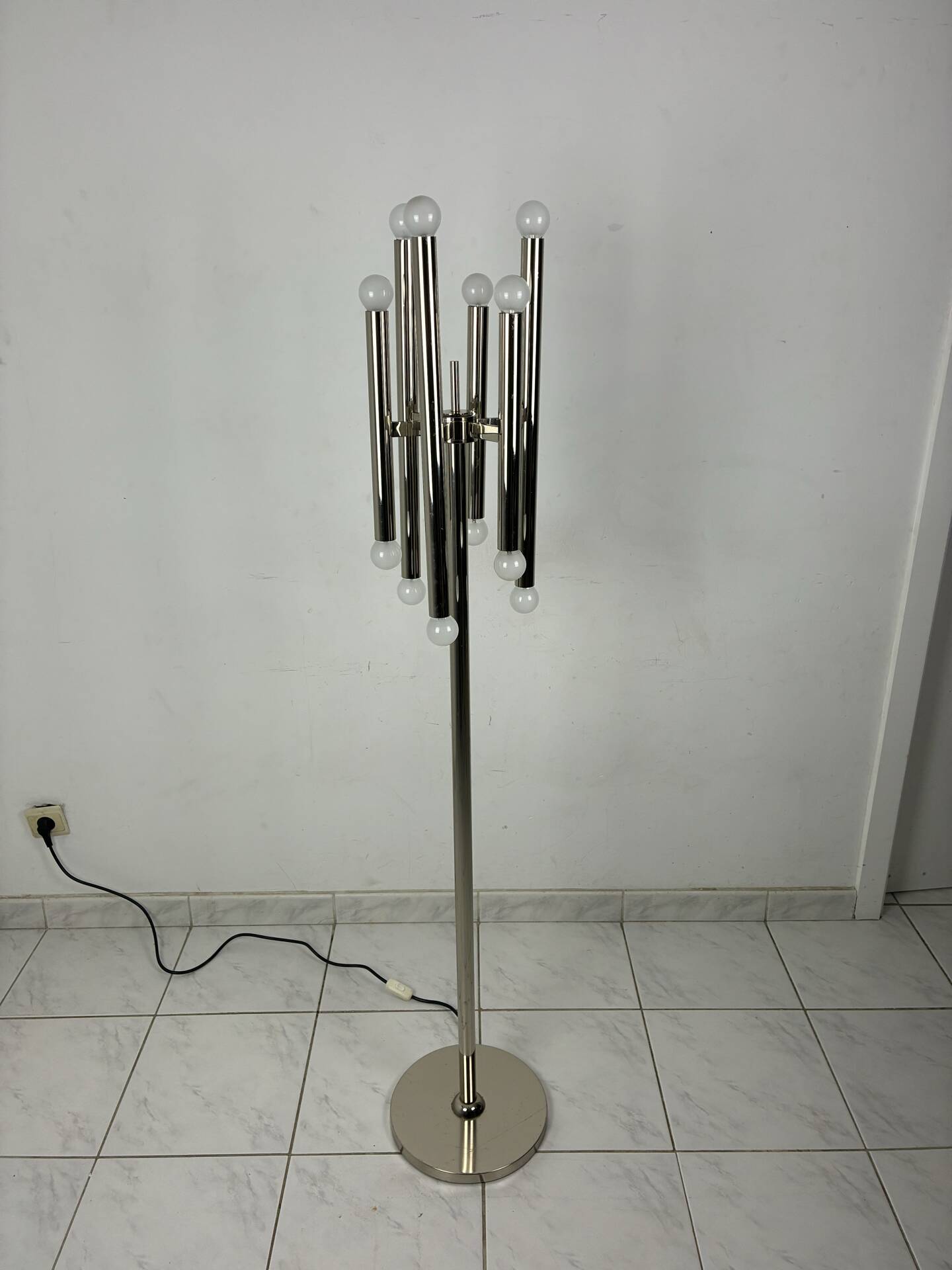 Lampe de sol vintage en chrome avec 12 lumières.
