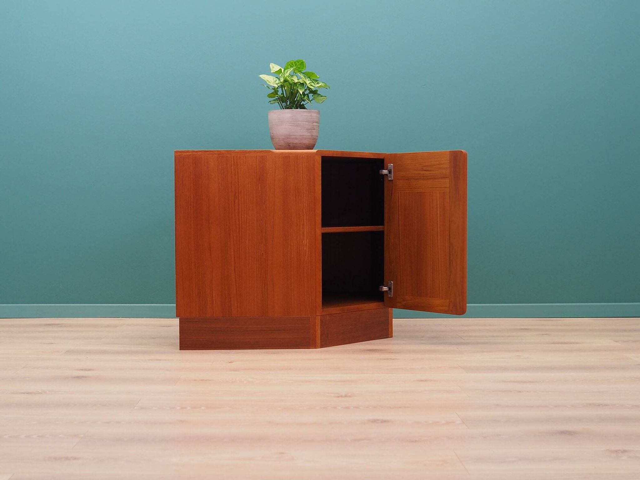 Cabinet en teck, design danois, années 1970, production : Danemark