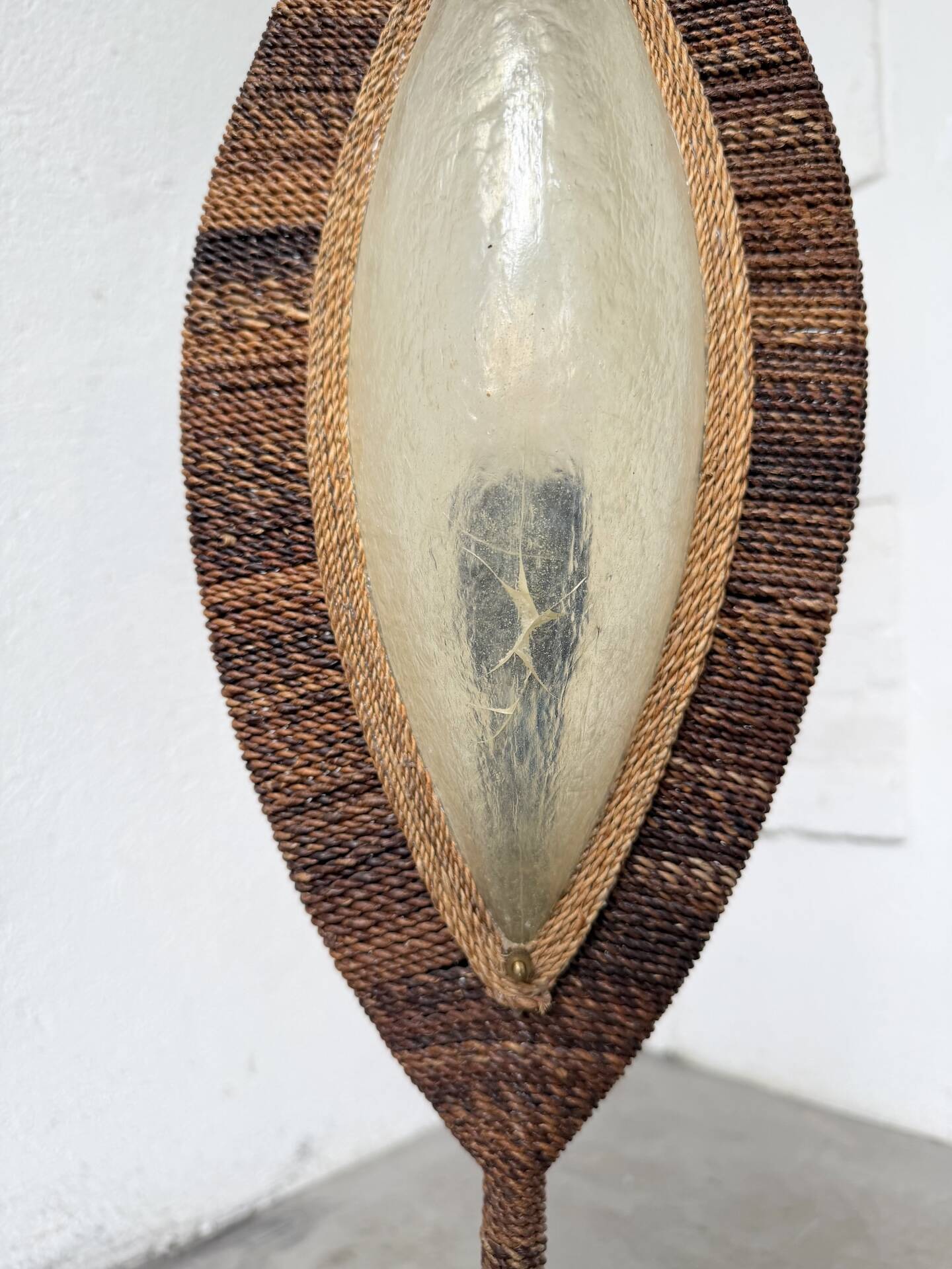 Lampadaire bronze et corde 1970