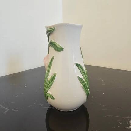 Vase in slipware with Arum flowers