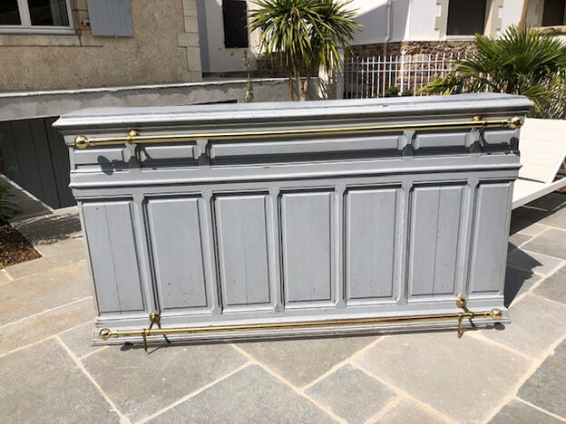 Grey lacquered wooden bar cabinet, golden brass bar