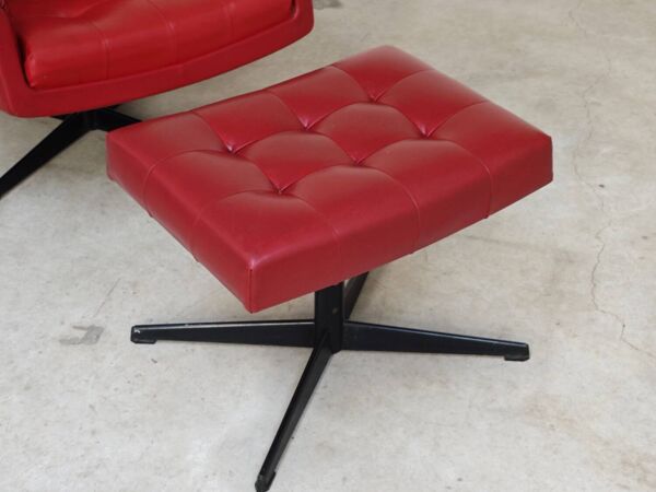 Fauteuil pivotant et repose pied en simili cuir rouge par Up Zavody 1970