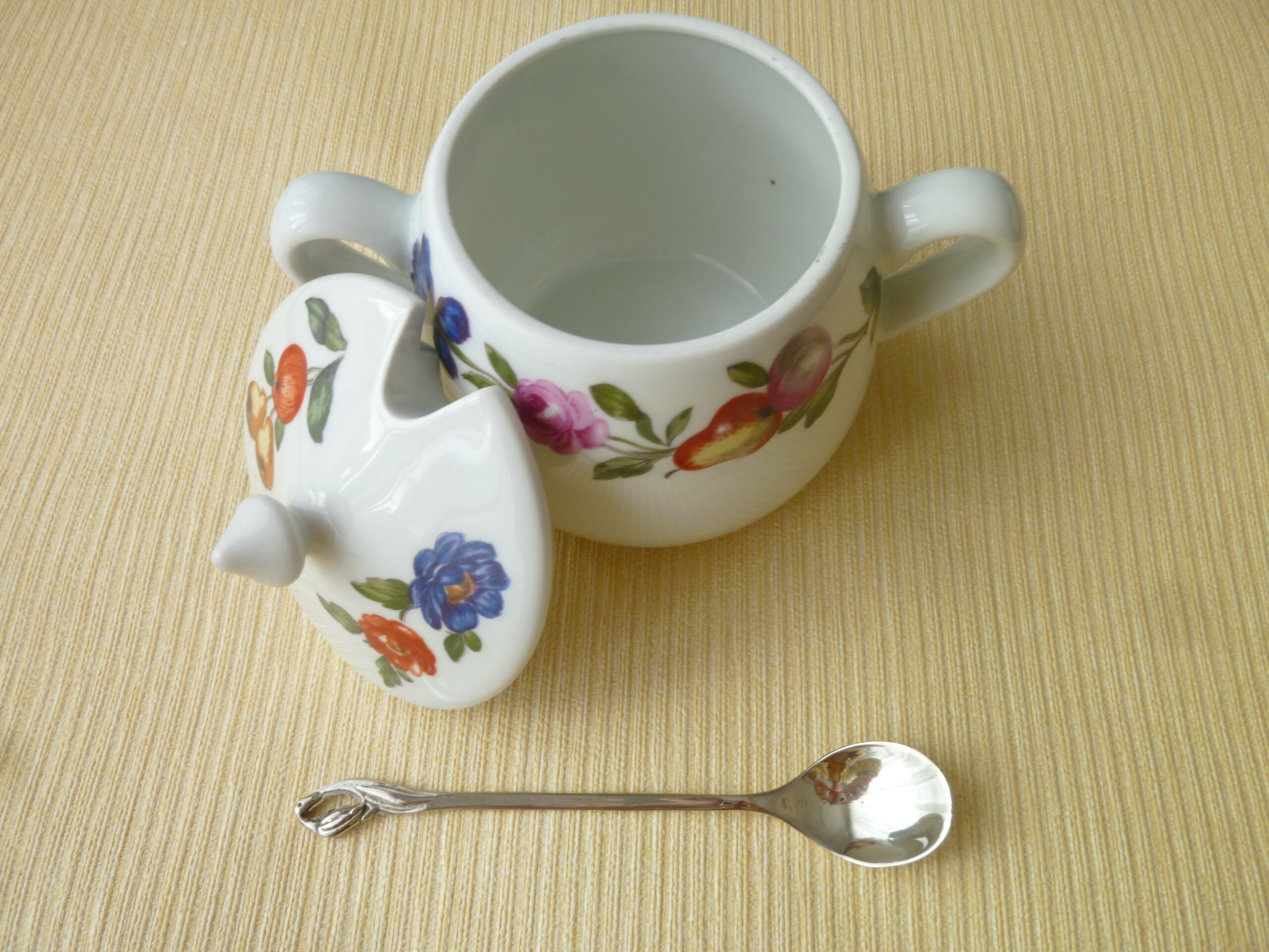 Biker pot in Porcelain de Paris