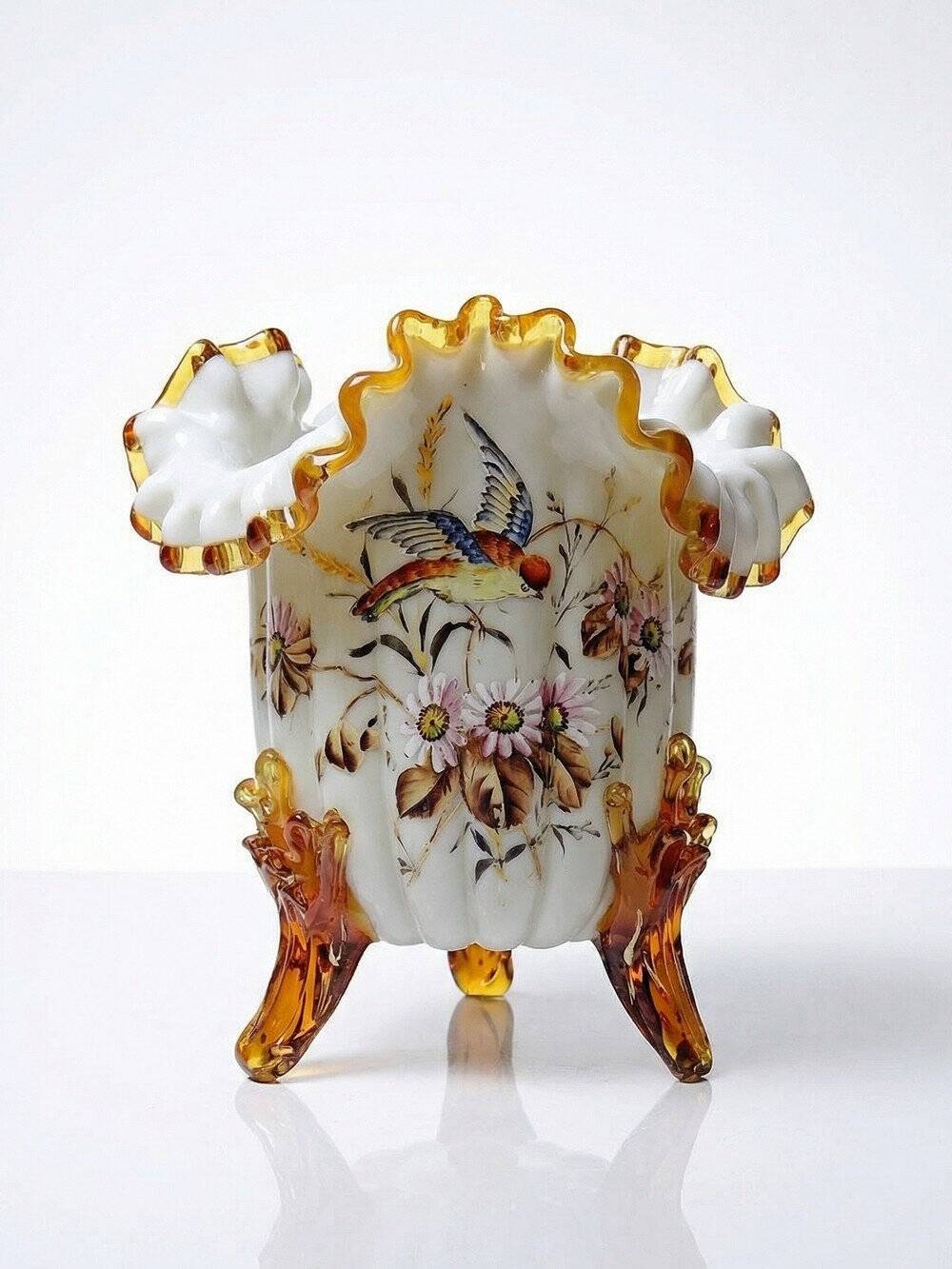 Vase tripode de style victorien en opaline émaillée, XIXe-XXe s.