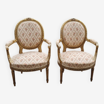 Paire de fauteuils médaillon en bois doré style Louis XVI