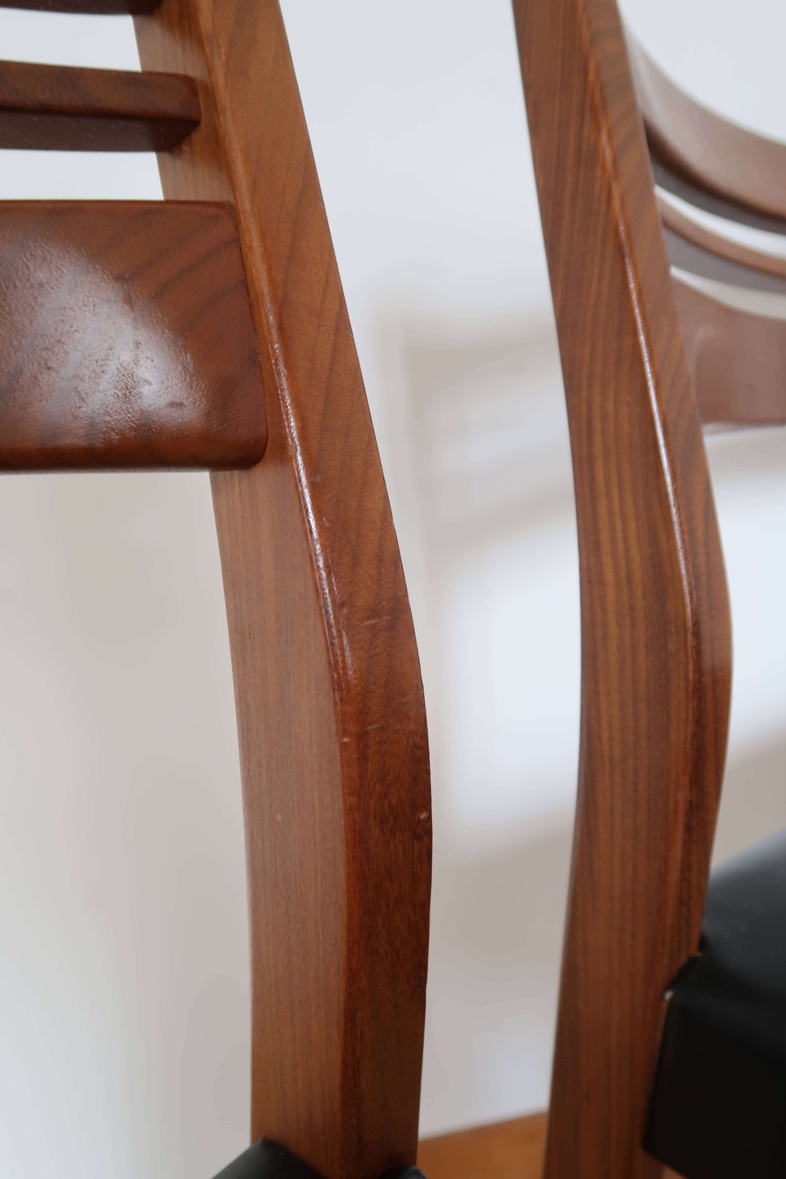 Pair of Scandinavian chairs skaï/teak