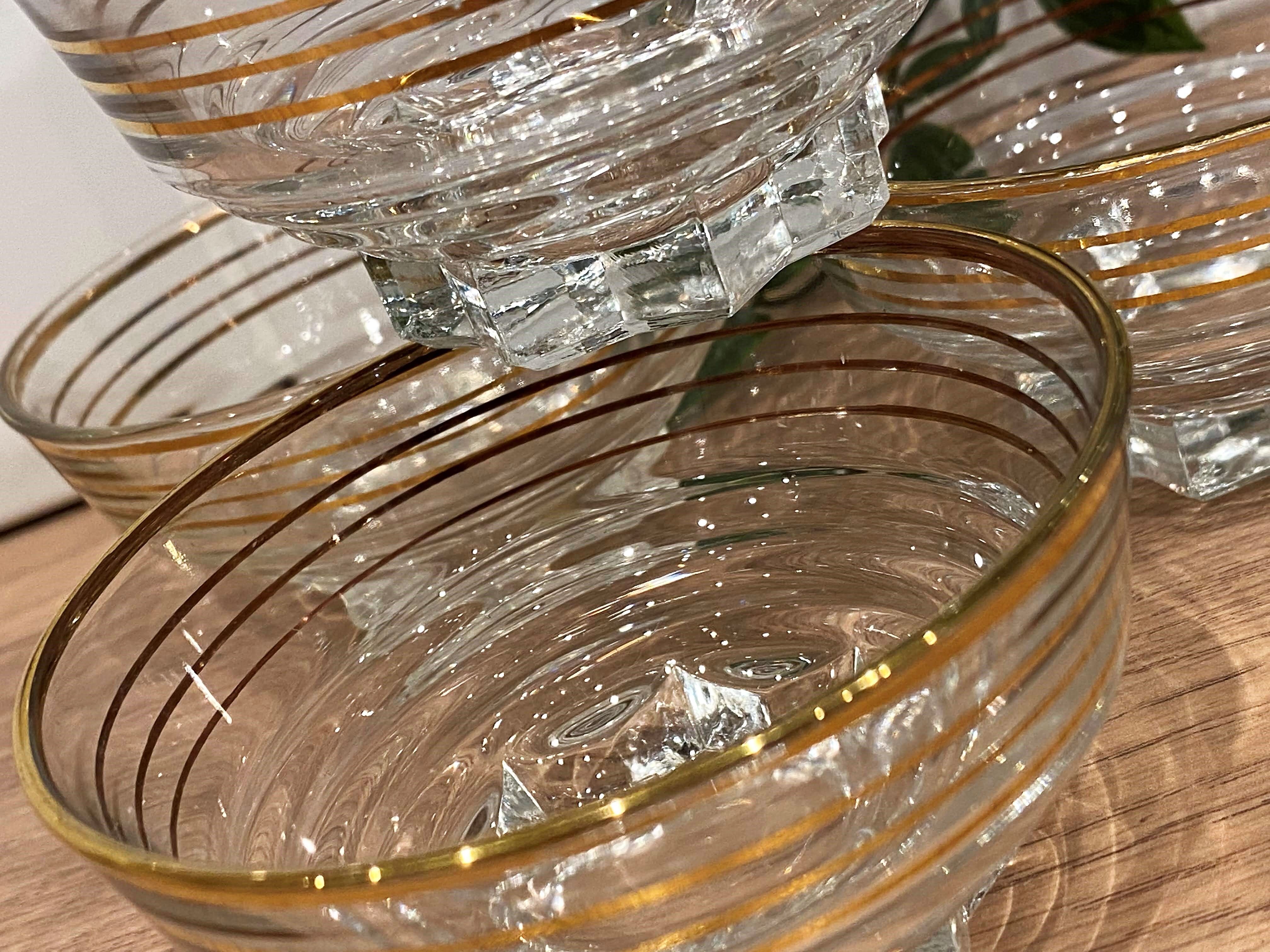 Set of 4 glasses of golden border champagne