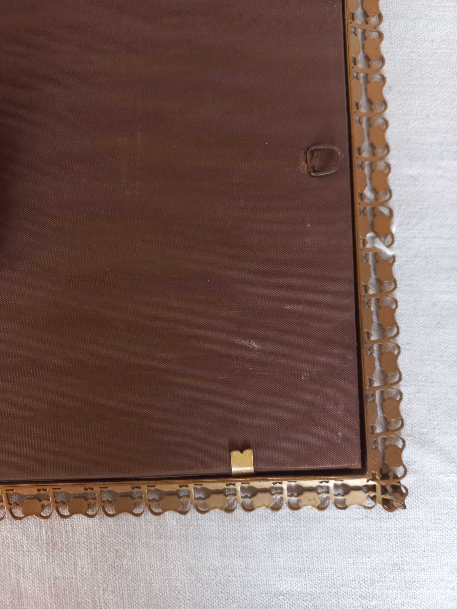 Chiseled gold pose photo frame