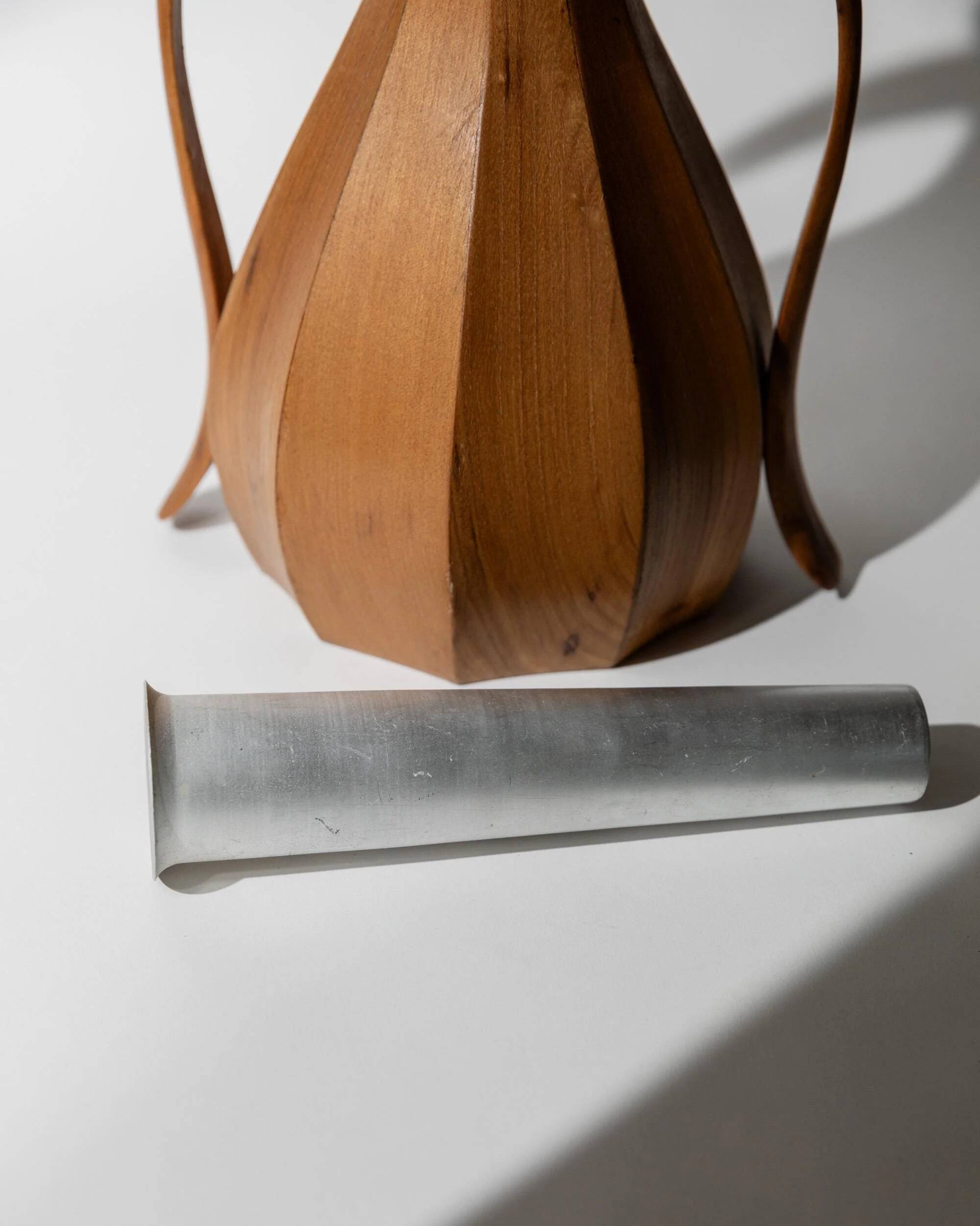 Vase vintage en bois des années 1960 avec deux anses, forme amphore classique, intérieur en métal, objet décoratif design, idée cadeau élégante