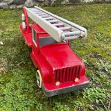 Camion de pompier avec échelle en bois