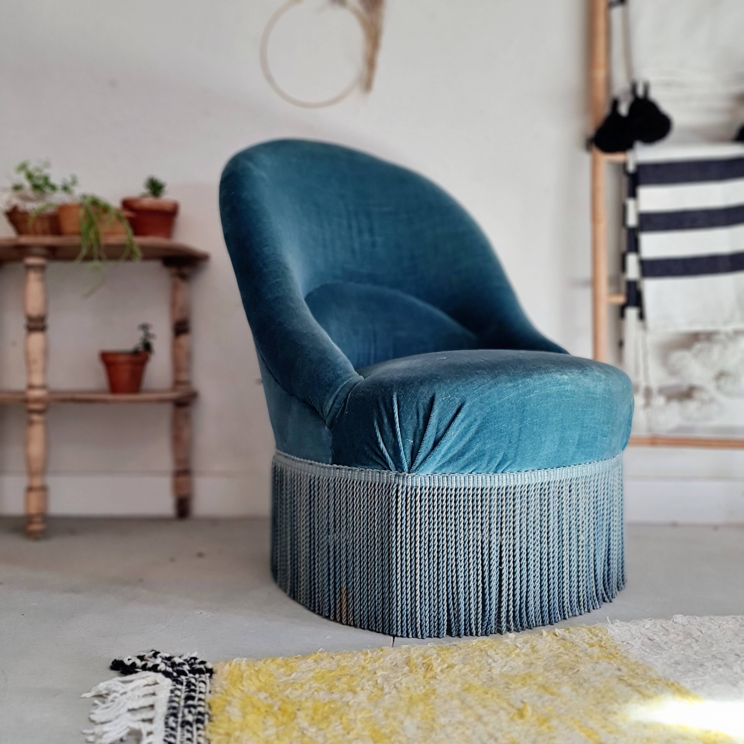 Fauteuil crapaud velours bleu avec franges