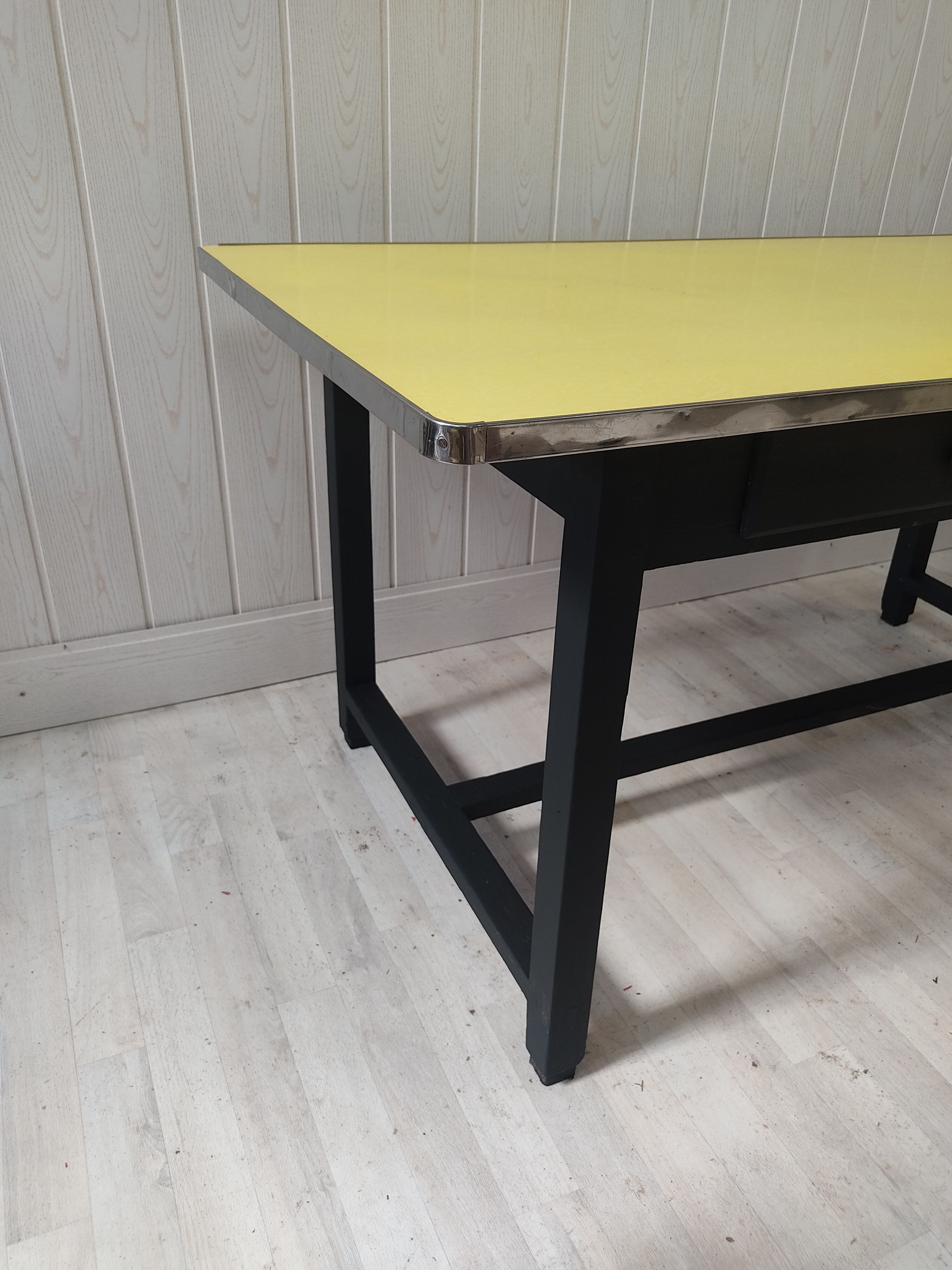 Table vintage bois et formica jaune