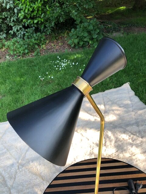 Contemporary table lamp