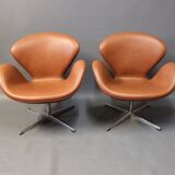 Fauteuil Swan en cuir classique cognac dessiné par Arne Jacobsen