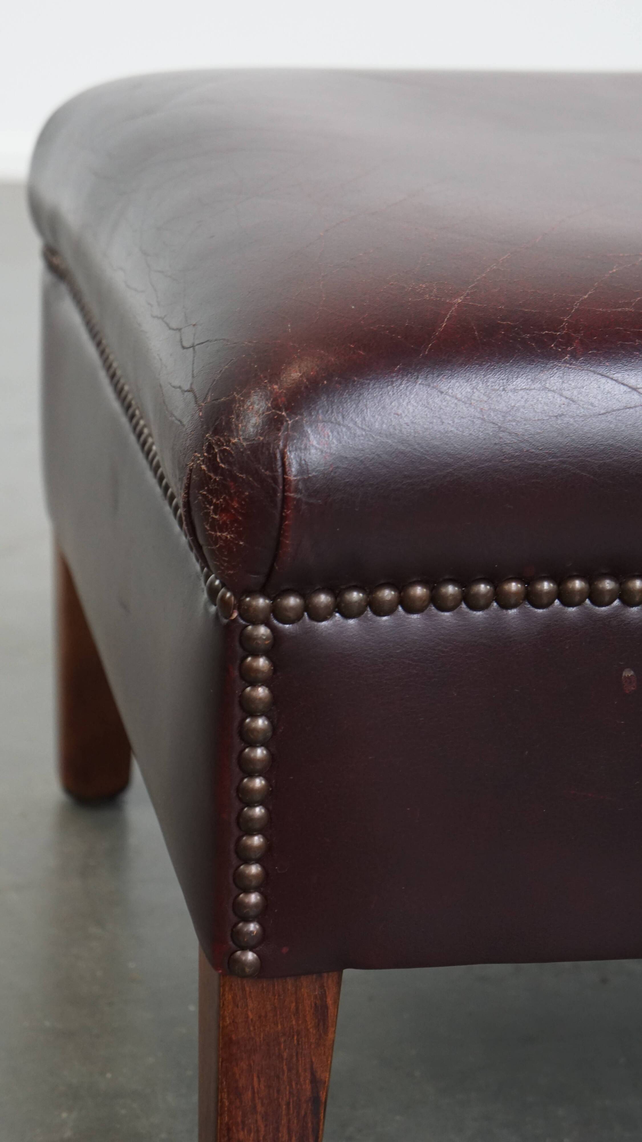 Ensemble de 2 fauteuils à oreilles en cuir de vachette + pouf de style anglais