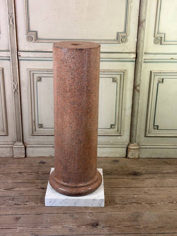 Colonne en granite sur une base en marbre de Carrare, vers 1880