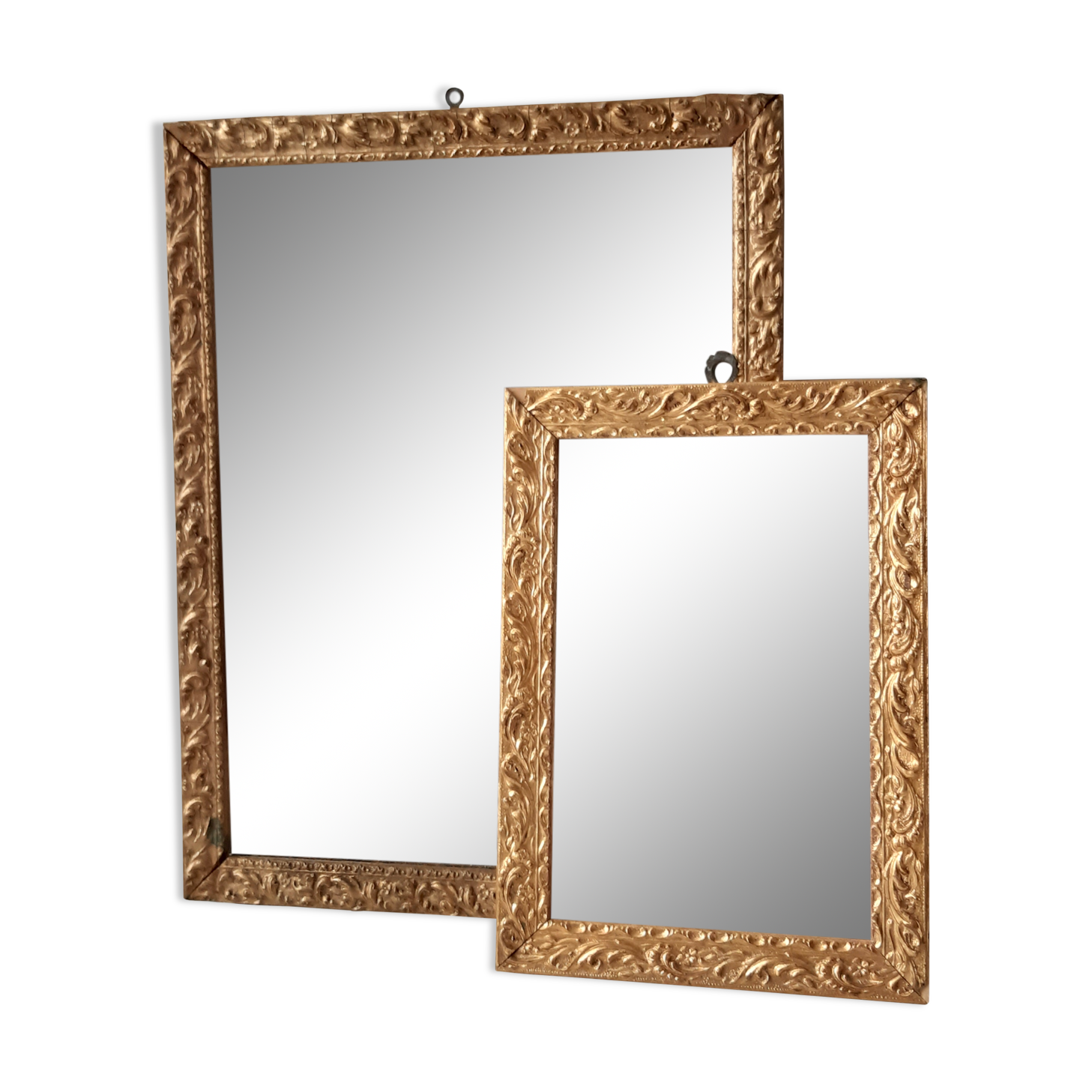 Paire de miroirs anciens en bois et en plâtre doré