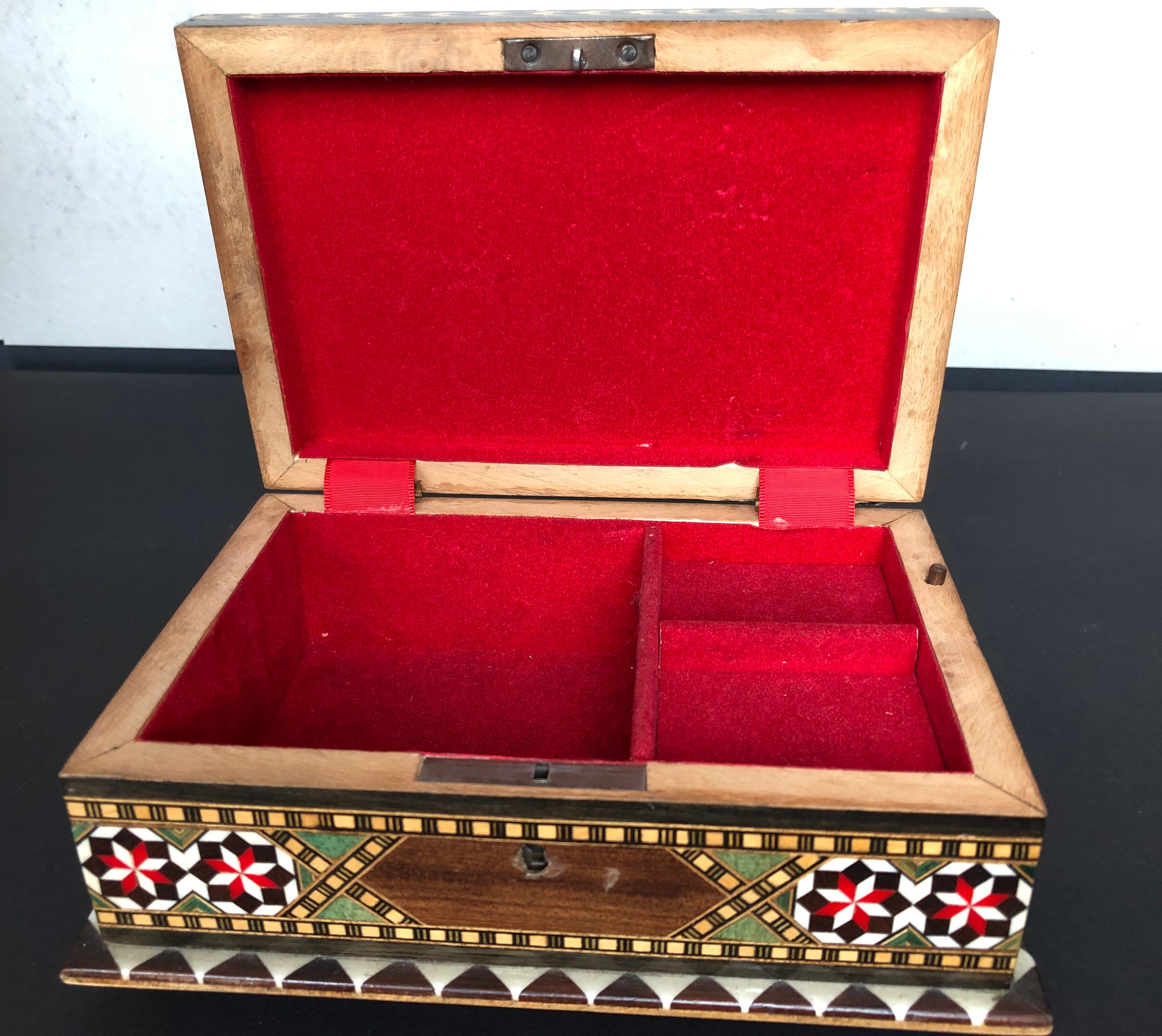 Music box in wood marquetry