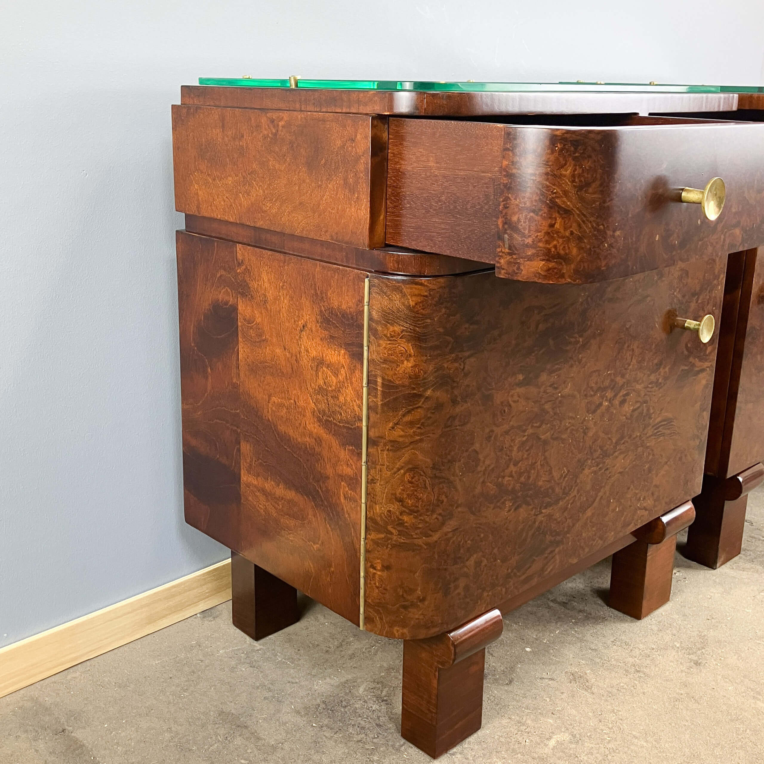 Tables de chevet Art Déco, bois de noyer avec plateaux en verre, années 1930