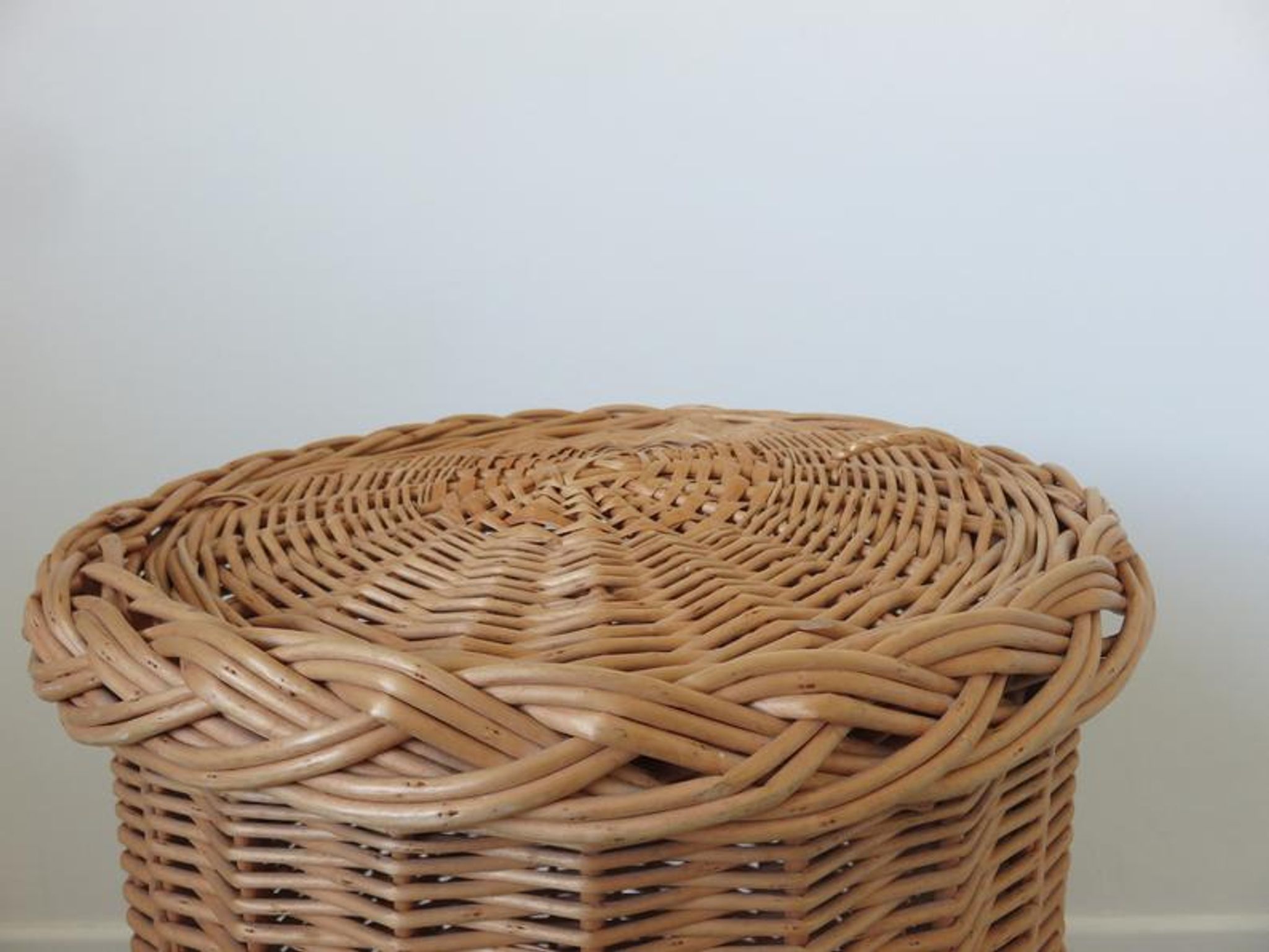 Rattan basket with handles and lid 60/70