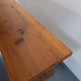Suite d’une table et de 2 bancs en sapin, années 60