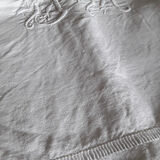 Sheet with headband with monogram