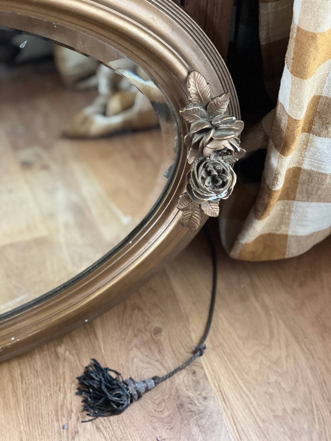 Oval gold mirror