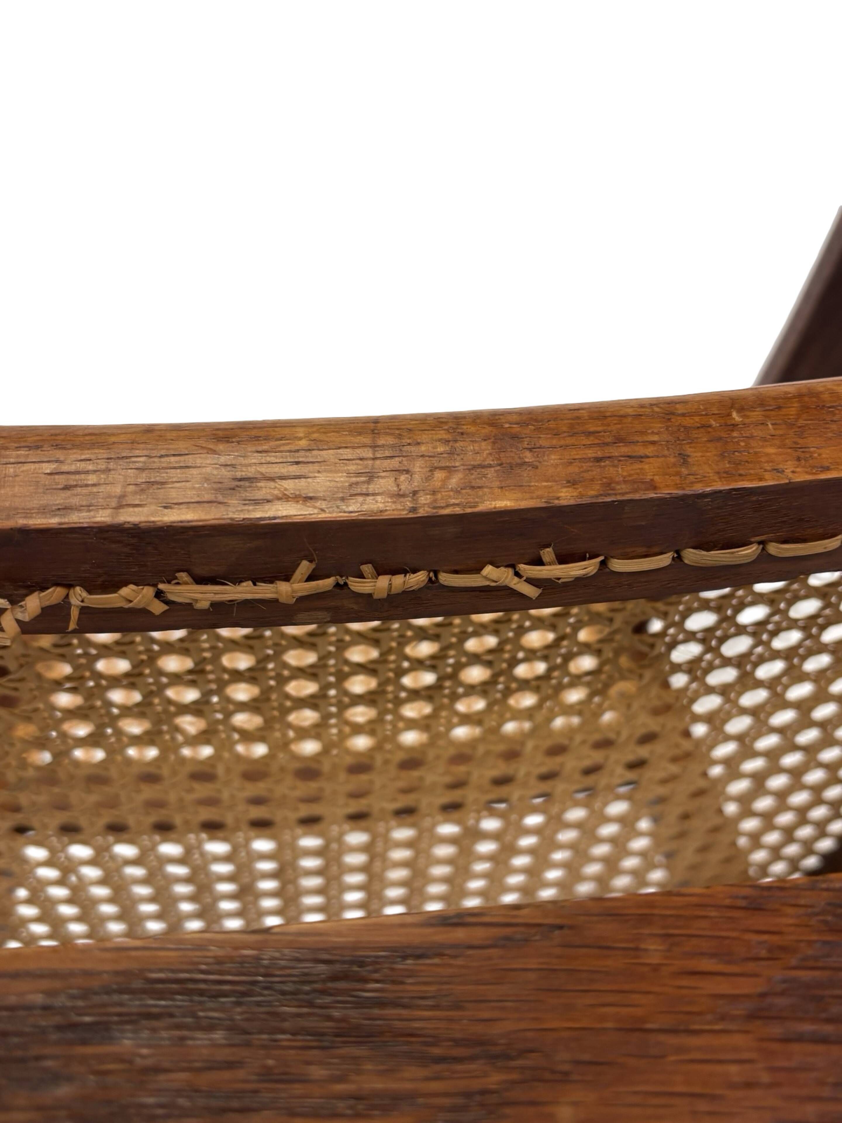 Fauteuil Art Déco en chêne tressé, design minimaliste.