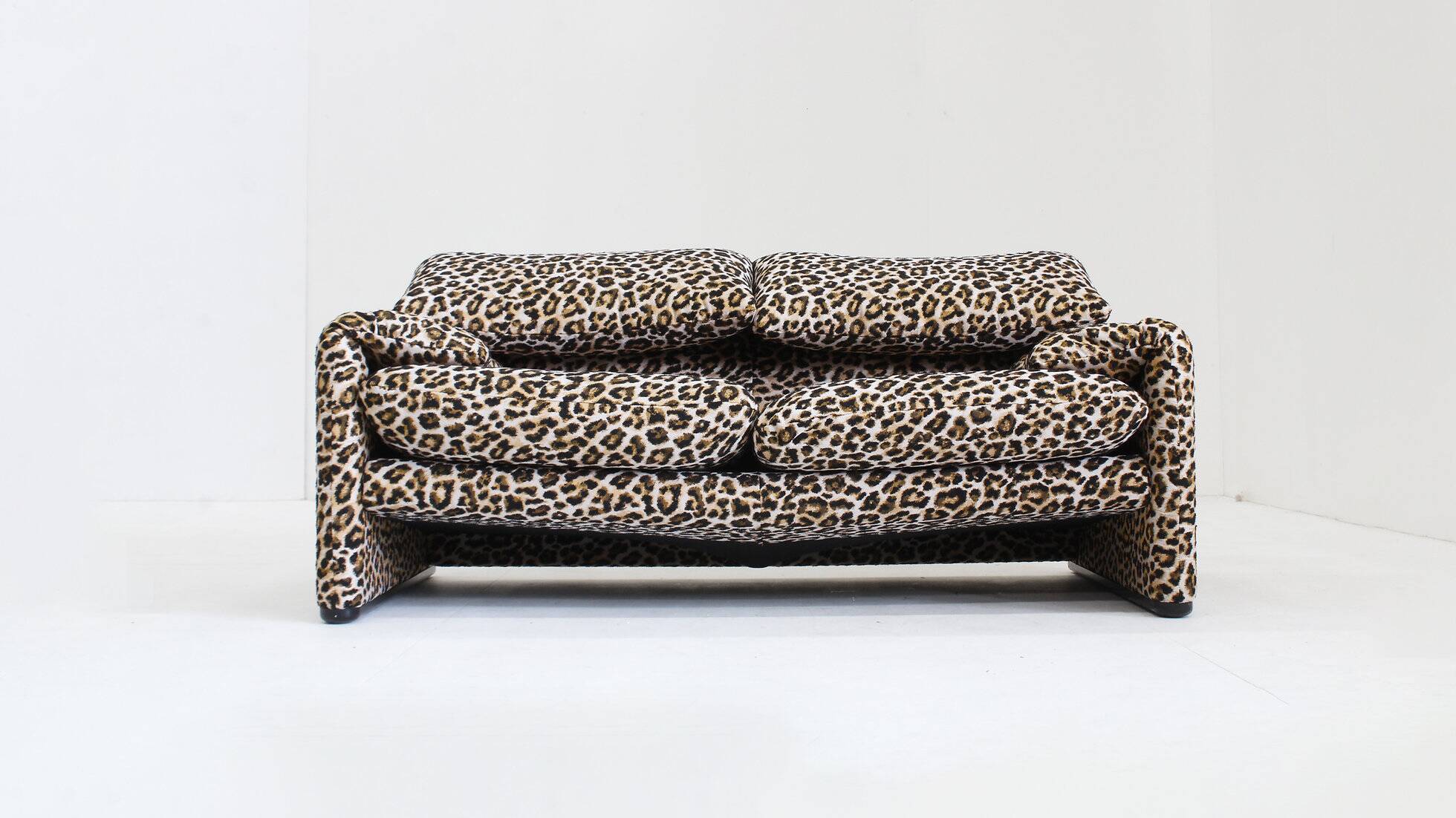 Canapé 2 places Cassina Maralunga par Vico Magistretti en tissu Jacquard Panther