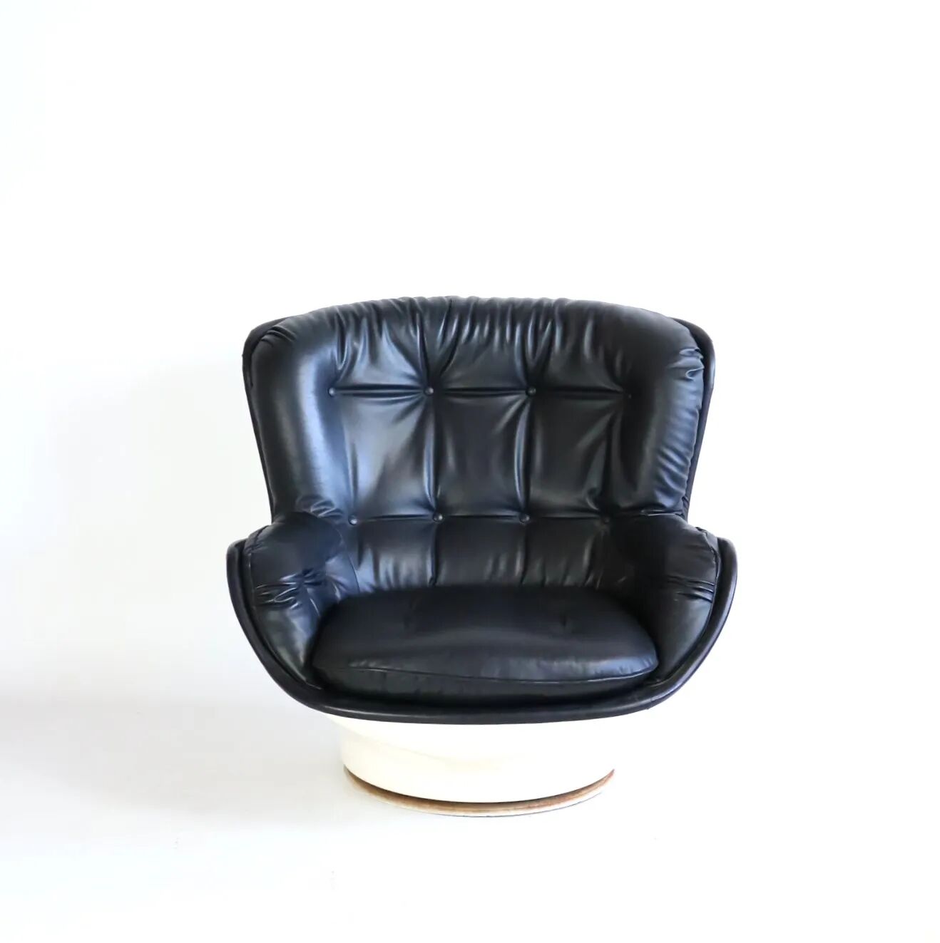 "Karaté" armchair by Michel Cadestin